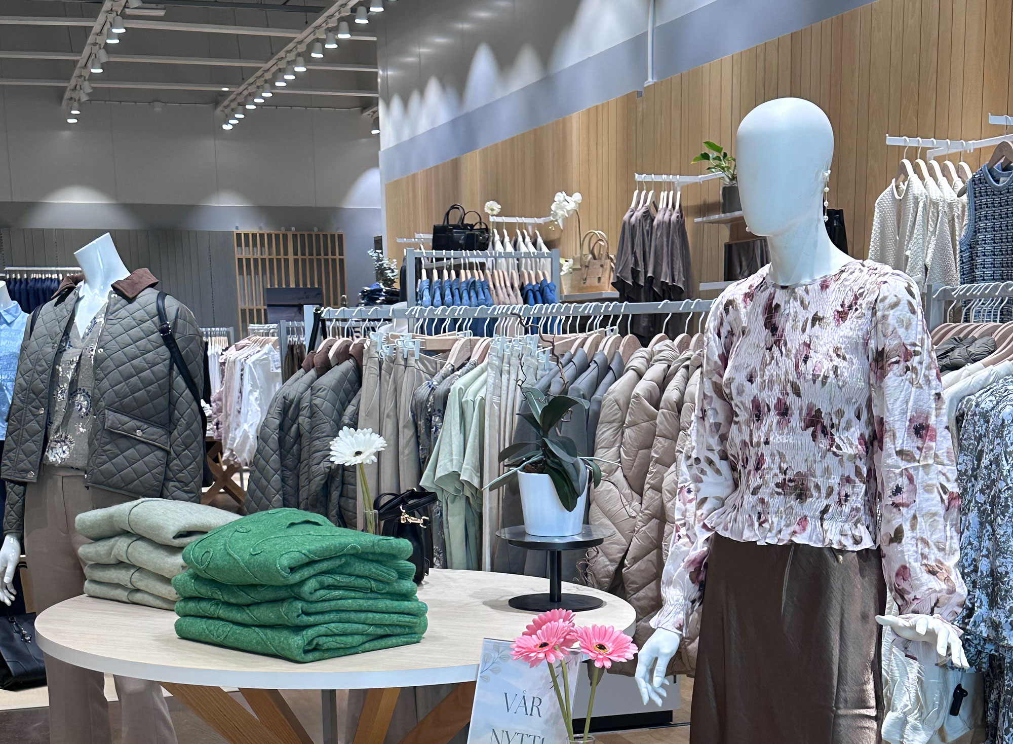 herony Stilrena kläder för dam och herr hos affärer i Ängelholm - upptäck Bornfashion och fler butiker